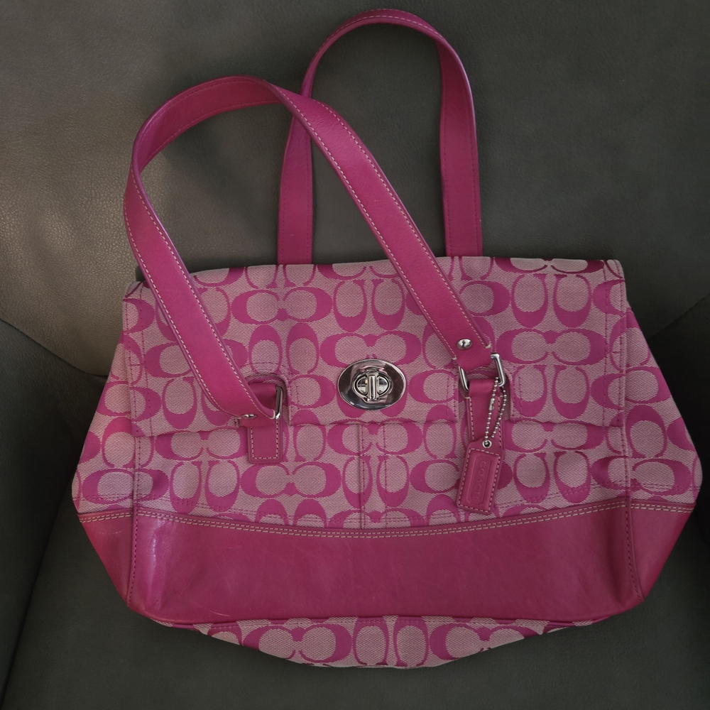 Coach Pink Shoulder Bag Elegant Design
